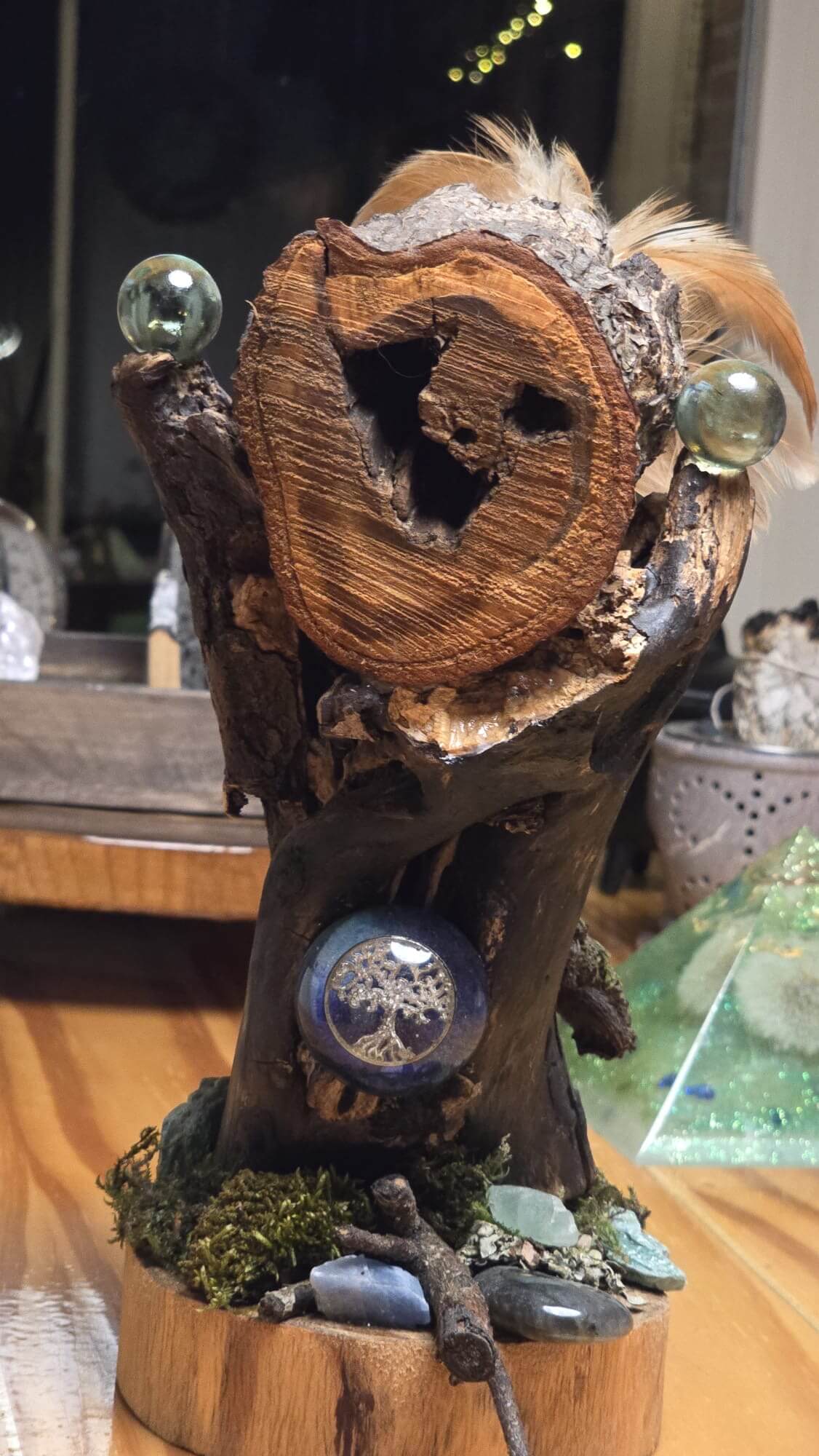 Houten boom-altaar met levensboom-symbool in kristal