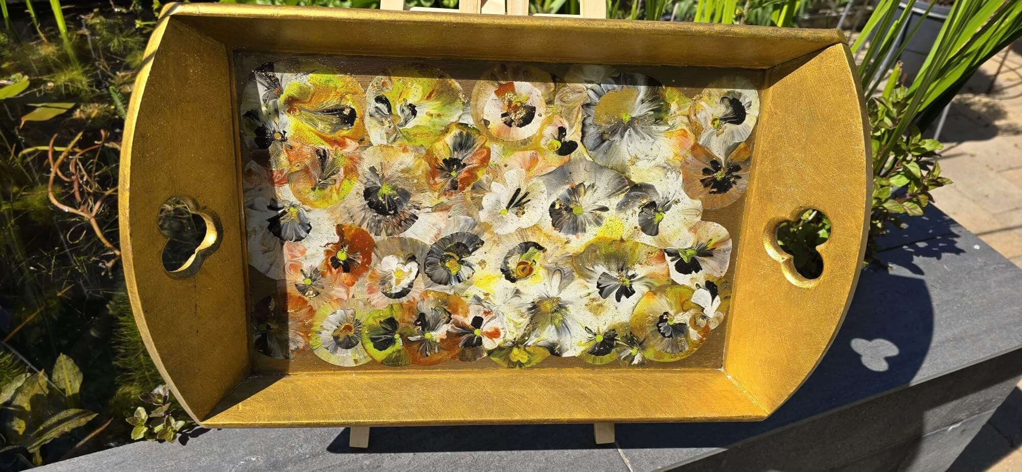 Gouden bloemen-dienblad met epoxy en bladgoud