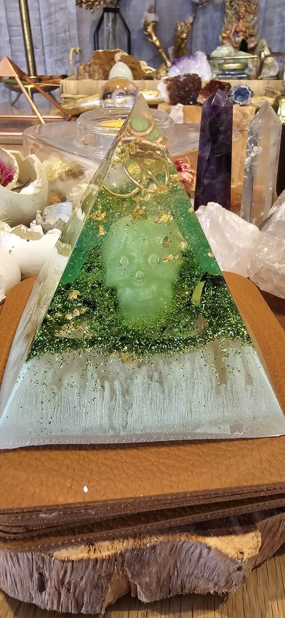 Atelier van Dedy met groene orgoniet piramide en kristallen op de werkplek