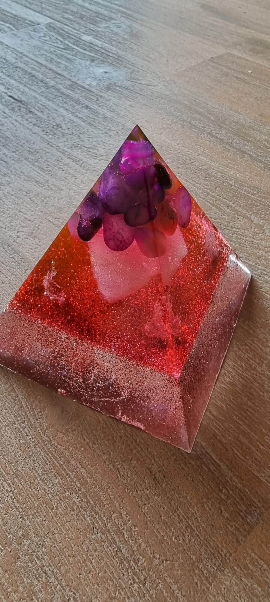 Rood-paarse orgoniet piramide met paarse kristallen