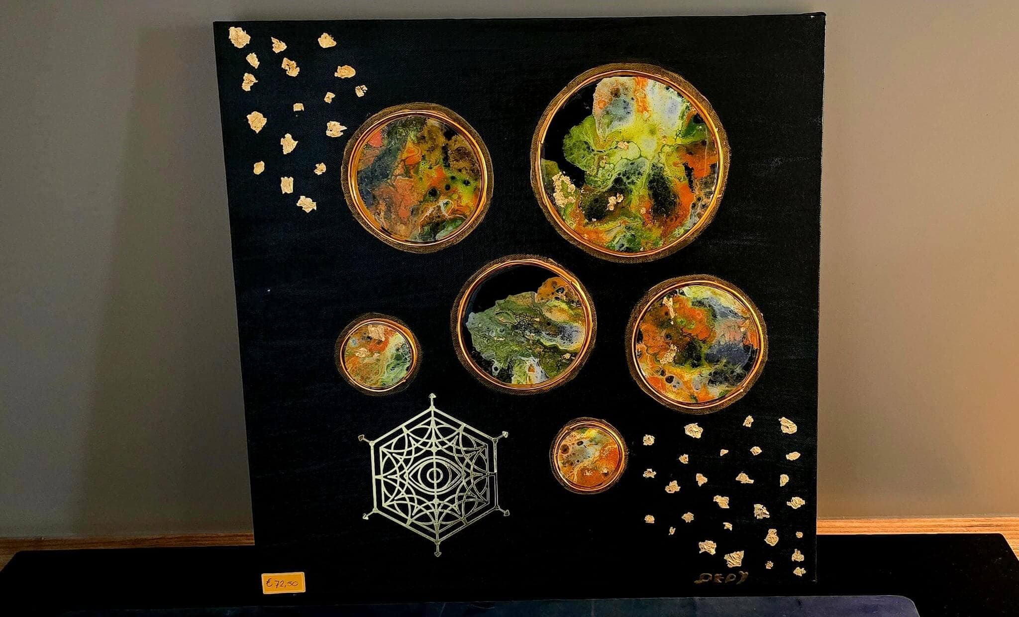 Zwart paneel met epoxy cirkels en alziend oog symbool
