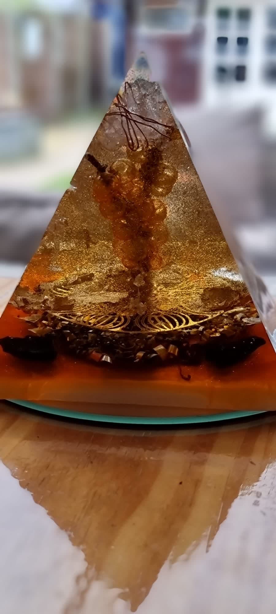 Goudboom-piramide — orgoniet met amber-kristal als levensboom en bladgoud-mandala