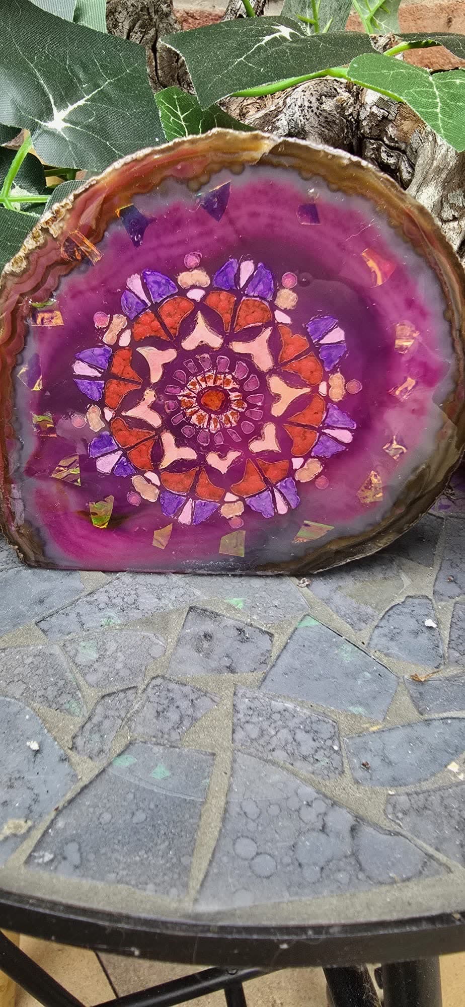 Mandala-geode — paars-roze geode-schijf met handgeschilderde mandala